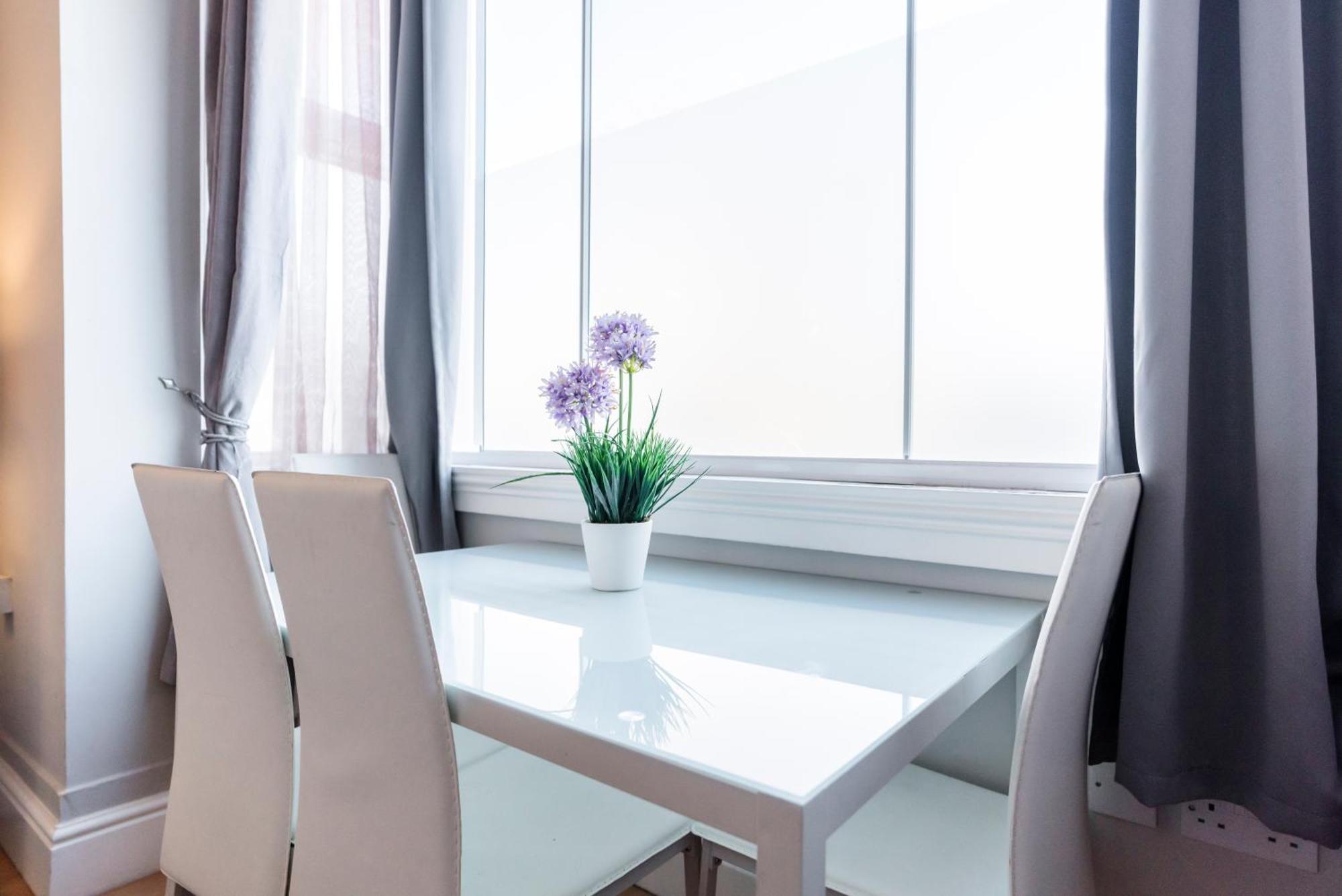 1 Riverside Apartments NWI Eksteriør billede